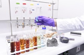 Labortisch mit Geräten und Flüssigkeiten