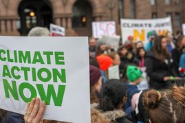 Menschen auf einer Klima-Demo