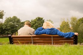 Menschen auf einer bank