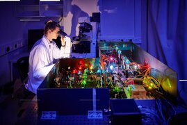 Dr. Koen Martens am speziell angefertigten superauflösenden Fluoreszenzmikroskop