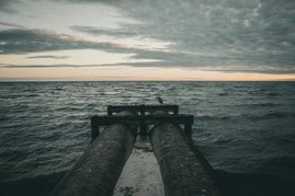 Meer mit Industriewassereinleitung durch Rohre