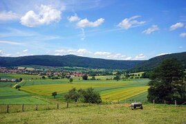 Landschaften wie diese vielfältig genutzte und reich strukturierte Agrarlandschaft im Wesertal