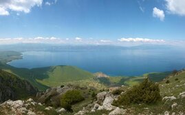 Der Ohrid-See an der Grenze zwischen Albanien und Nordmazedonien  