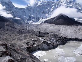 Der Imja Tsho (Nepal) - einer der am schnellsten wachsenden und gefährlichsten Gletscherseen Hochasiens. 