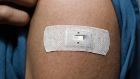 Ein Nitroglyzerin-Pflaster als Schalter für ein unter der Haut sitzendes Zelltherapie-Implantant (Symbolbild)  