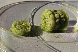 eine Rolle des neuen Baumaterials (grün) mit einer davor liegenden Scheibe