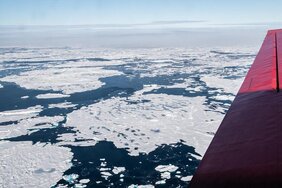 Blick aus dem Forschungsflugzeug auf arktisches Meereis 
