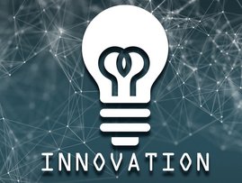 Glühbirne vor symbolischem Netzwer. Schriftzug "Innovation"