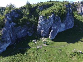 Luftaufnahme der Stajnia-Höhle.  