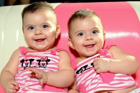 Zwillingskinder in rosa