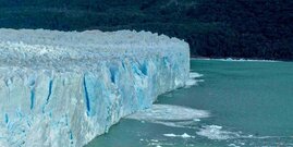 Die Stabilität von Eisschilden wird durch warmes Meerwasser gefährdet. 