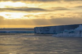 Meer mit Eisschollen