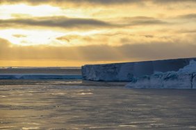 Meer mit Eisschollen