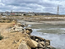 Von der Austrocknung betroffenes Gebiet im Kaspischen Meer mit kontaminiertem Seeboden. 