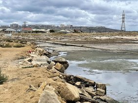 Von der Austrocknung betroffenes Gebiet im Kaspischen Meer mit kontaminiertem Seeboden. 