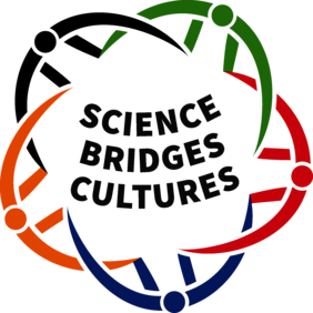 Gemeinsames Logo "Science bridges cultures". Fünf stilisierte Figuren bzw. Brückebögen im Kreis. 