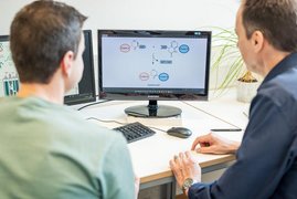 Zwei Männer vor einem Bildschirm