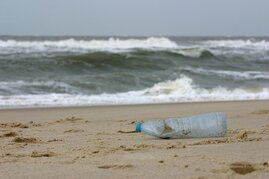 Plastikmüll, angeschwemmt am Sylter Weststrand nach einer stürmischen Nacht.  