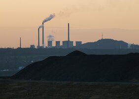 Halde udn rauchende Schornsteine