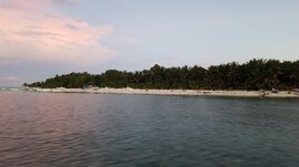 Eine Insel im Meer mit Strand