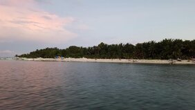 Eine Insel im Meer mit Strand