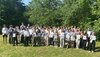 Menschen auf einer Wiese