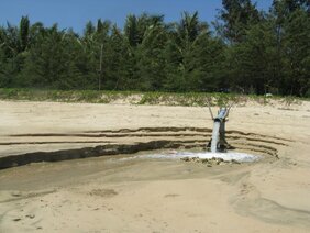 Aus den küstennahen Aquakulturteichen in Hainan, China, wird das Wasser wie hier am Strand von Coconut Bay ungefiltert in die Küstengewässer eingeleitet. 