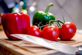 Was passiert bei der Reifung in Paprikafrüchten und wie unterscheidet sich das von Tomaten