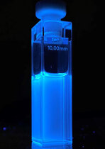 Fluoreszenz eines elektrochemisch synthetisierten Tyrosin-Derivates unter UV-Licht