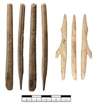 Organische Projektile aus der Vogelherdhöhle: Links abgebrochene Spitze mit doppelt abgeschrägter Basis, rechts Widerhakenspitze.