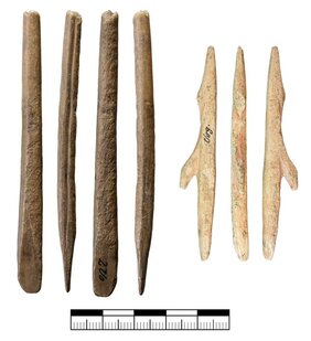 Organische Projektile aus der Vogelherdhöhle: Links abgebrochene Spitze mit doppelt abgeschrägter Basis, rechts Widerhakenspitze.
