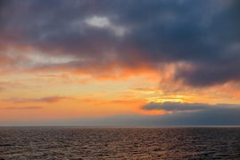 Sonnenuntergang am Meer mit Wolken