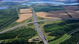 Landschaft mit Autobahnkreuz
