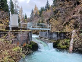 Messstation im Dischmabach bei Davos. Alle zehn Minuten nehmen Sensoren hier wichtige Daten auf.  