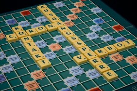 Scrabble mit Corona-assoziierten Worten