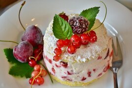 Quarktörtchen mit Preißelbeeren, Trauben und Himbeeren