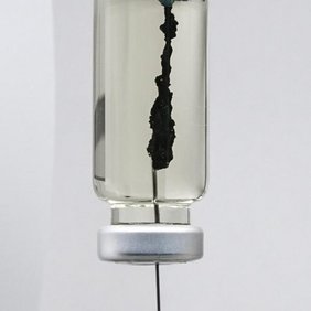 Die Spritze injiziert das sulfidische Fluid in eine eisenreiche Lösung in einem Glasfläschchen. 