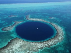Drohnenaufnahme aus 200 Metern Höhe auf das „Great Blue Hole“ 