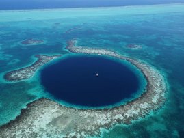 Drohnenaufnahme aus 200 Metern Höhe auf das „Great Blue Hole“ 