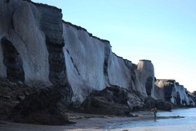 Seitlicher Blick auf das eisreiche Sobo-Sise Kliff mit abgebrochenen Blöcken am Strand der Lena.  