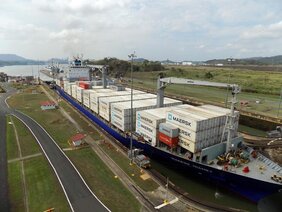 Containerschiff durchquert den Panamakanal an der Miraflores Schleuse 