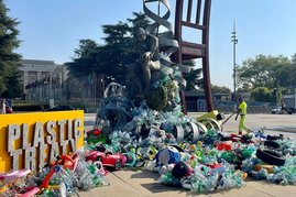 Plastikmüll auf der Straße