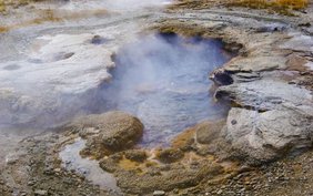 Flachwasser-Hydrothermalquellen (unterseeische heiße Quellen nahe der Wasseroberfläche oder an Land Foto einer hydrothermalen Quelle in Yellowstone (USA)