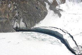 Der eisbedeckte Gya-Gletschersee kurz nach dem GLOF-Ereignis
