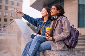 Zwei Frauen auf einer Mauer