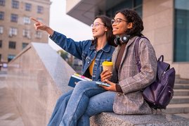 Gleichstellungsmonitor Wissenschaft und Forschung Zwei Frauen auf einer Mauer