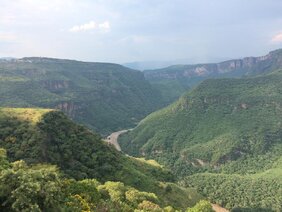 Barranca de Huentitan ist eine Schlucht, die durch den Rio Grande de Santiago in Mexiko geschaffen wurde.