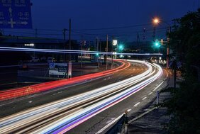 Aztobahn mit Lichtstreifen