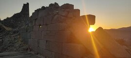 Ruine im Sonnenlicht