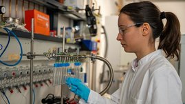 Emma Bavoux bei der Analyse von Proben im Labor des MARUM. Emma Bavoux bei der Analyse von Proben im Labor des MARUM